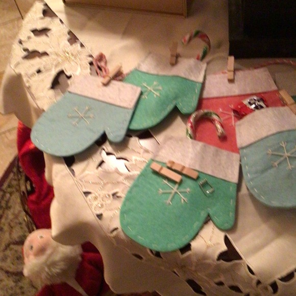 🛍3for $30🛍⬇️Price Drop⬇️NWOT 12 days before Christmas mittens Garland - Picture 2 of 4